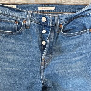 Levi's Women's Straight Leg Jeans in Medium Blue Denim